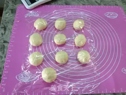 Make ♪ On the bottom of the honey bread ♪ step 4