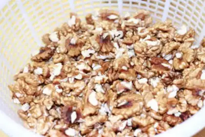 Make Amber walnuts step 1
