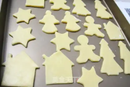 Make Christmas frosting cookies step 4