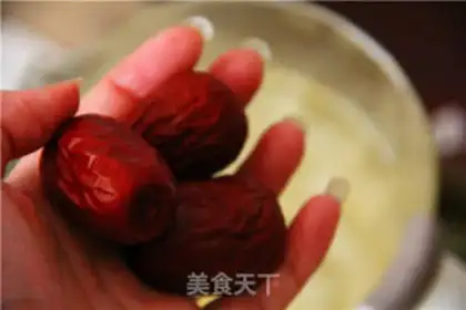 Make A silver spoon with red dates step 2