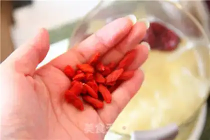 Make A silver spoon with red dates step 3