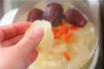 Make A silver spoon with red dates step 4