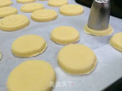 Make Button cookies step 6