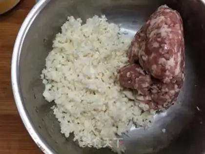 Make Steamed horseshoe meatballs step 1