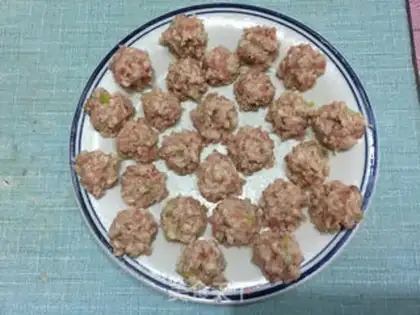 Make Steamed horseshoe meatballs step 2