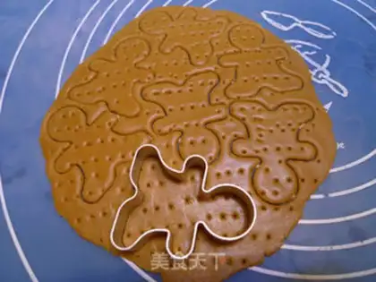 Make Frozen gingerbread man step 7