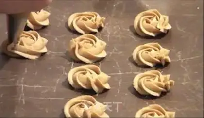 Make Roman coffee cookies step 2