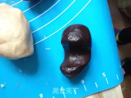Make Chocolate penguin cake step 10