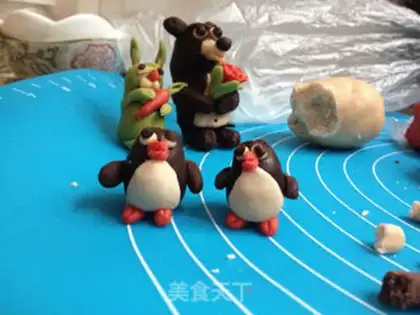 Make Chocolate penguin cake step 18