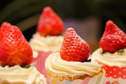 Make Strawberry cupcakes step 9