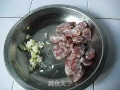 Make Sausage fried Dutch beans step 1