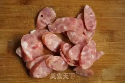 Make Sausage fried Dutch beans step 1