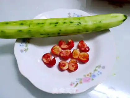 Make cucumber cherry juice step 1