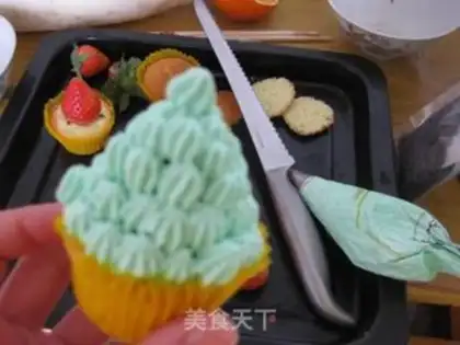 Make Christmas tree cake step 12