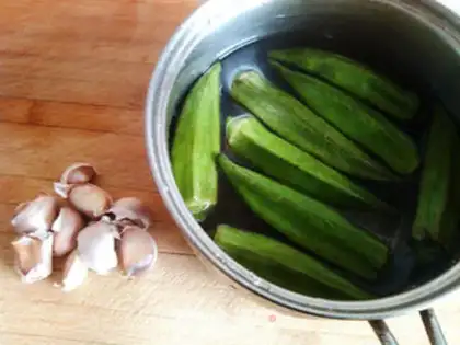 Make Garlic shrimp sauce and acorn step 0