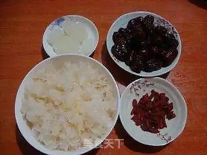 Make A silver spoon with red dates step 0