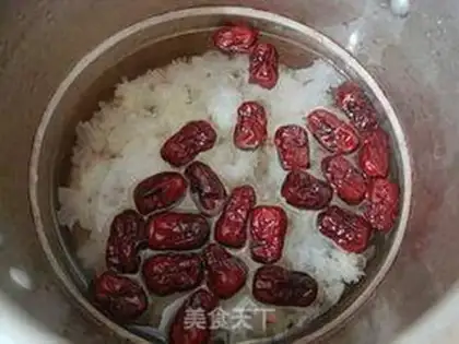 Make A silver spoon with red dates step 2
