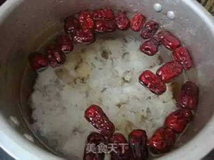Make A silver spoon with red dates step 3