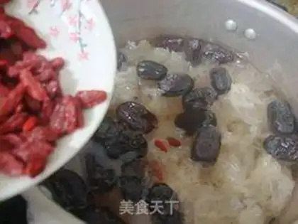 Make A silver spoon with red dates step 5