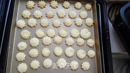 Make Little flower cookie step 7