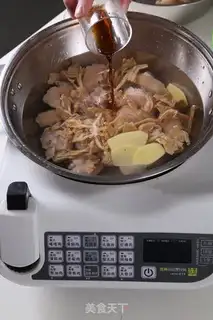 Make Scrambled pig hoof soup step 2