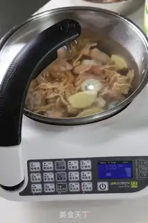 Make Scrambled pig hoof soup step 3