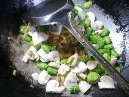 Make Squeeze mushrooms and fried beans step 3