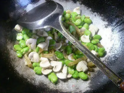 Make Squeeze mushrooms and fried beans step 5