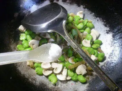 Make Squeeze mushrooms and fried beans step 6
