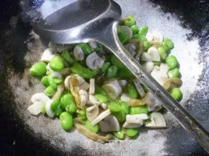 Make Squeeze mushrooms and fried beans step 7
