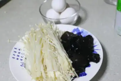 Make Golden fungus fried eggs step 0
