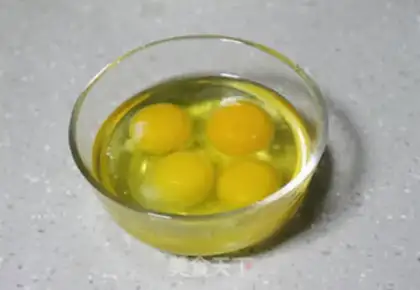 Make Golden fungus fried eggs step 1