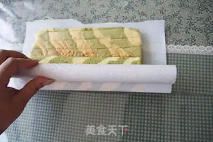 Make Double-colour tea cake rolls step 8