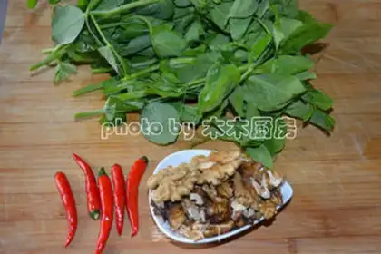 Make Peas with walnuts step 0
