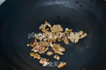 Make Peas with walnuts step 4