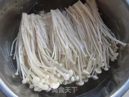 Make Red-oiled needle mushrooms step 1