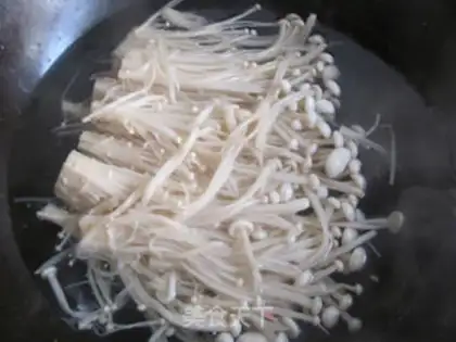 Make Red-oiled needle mushrooms step 2