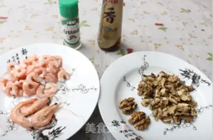 Make Shrimp walnut almond congee step 1