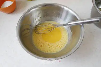 Make Double-colour tea cake rolls step 1