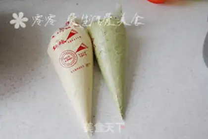 Make Double-colour tea cake rolls step 5