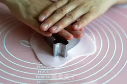 Make Rolling candy cookies step 1