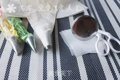 Make Rose and cupcakes step 11