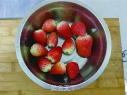Make Strawberry cream cake step 1