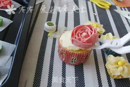 Make Rose and cupcakes step 18
