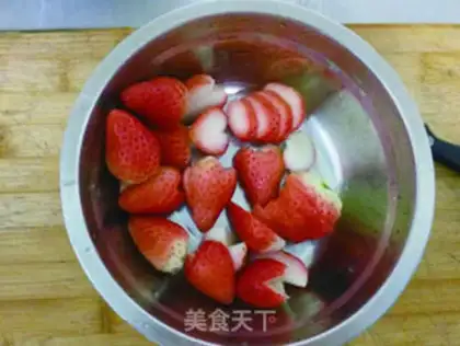 Make Strawberry cream cake step 3