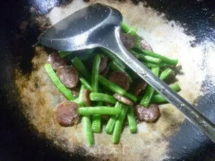Make Spicy sausages and beans step 7