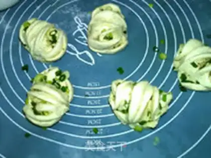 Make Onion pepper salt bean slag roll step 13