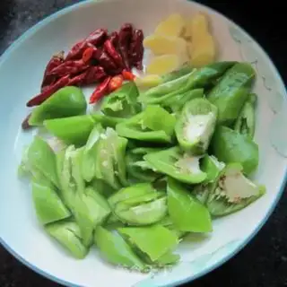 Make Dry pepper, fish head step 1