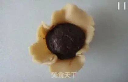 Make A wide bean saloon moon cake step 10