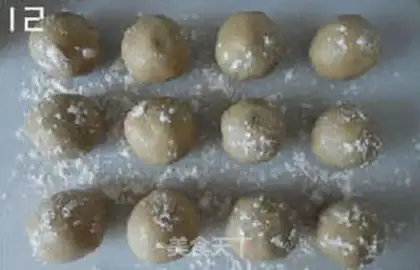 Make A wide bean saloon moon cake step 11